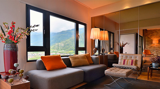 好客的单身女白领 把家打造得像度假酒店