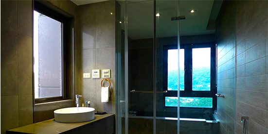 好客的单身女白领 把家打造得像度假酒店